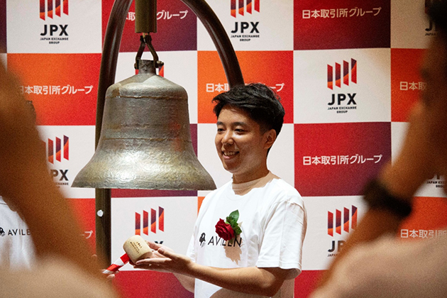 上場セレモニーに参加し鐘を鳴らす