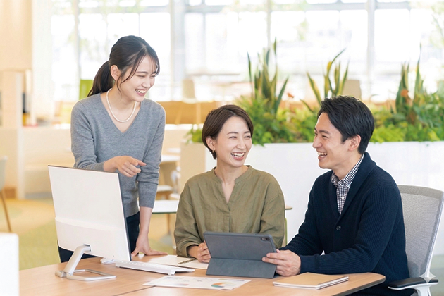 パソコンの画面を見ながら説明をしている画像