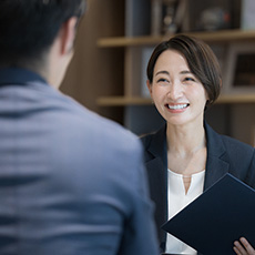 資料を持ちながら向き合って話をしている画像