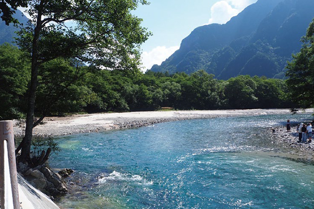 山々に囲まれた渓流の風景