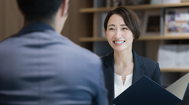 資料を持ちながら向き合って話をしている画像