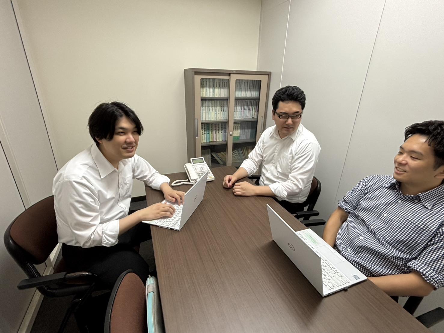 若い社員が中心となり仕事をこなしています。