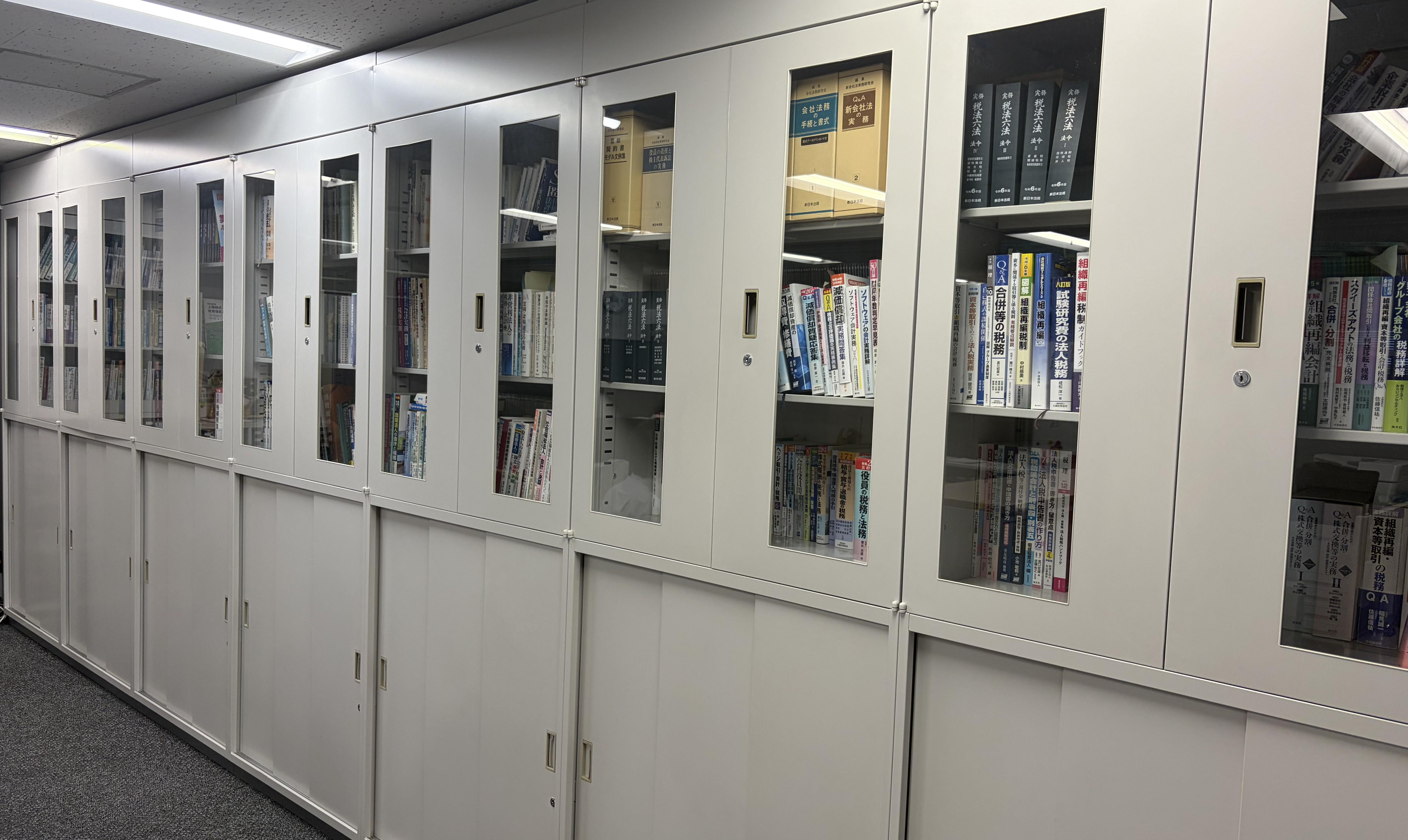 事務所の書庫です　自由に選んでください